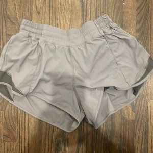 🍋Lululemon gray hottie hot shorts with black mesh size 6🍋